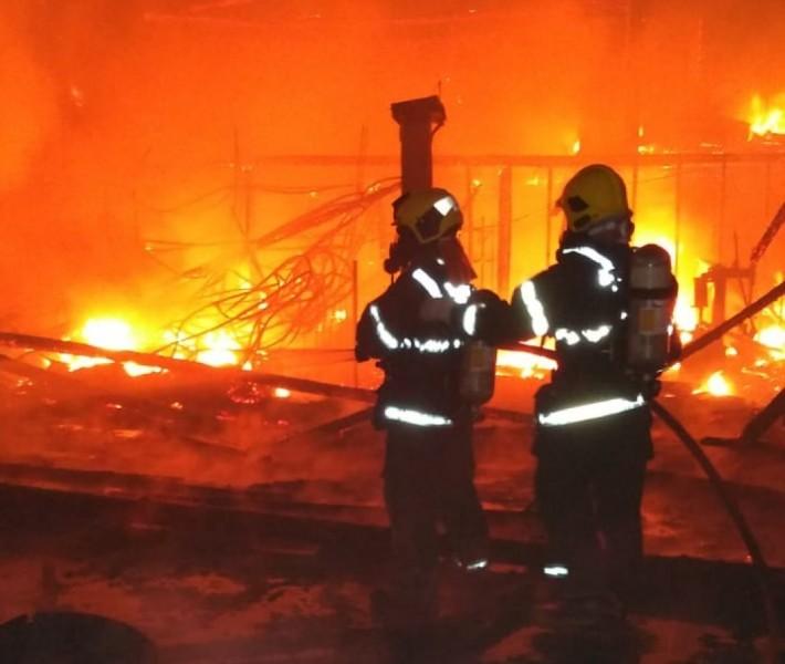  Incêndio de grandes proporções atinge empresa de pneus
