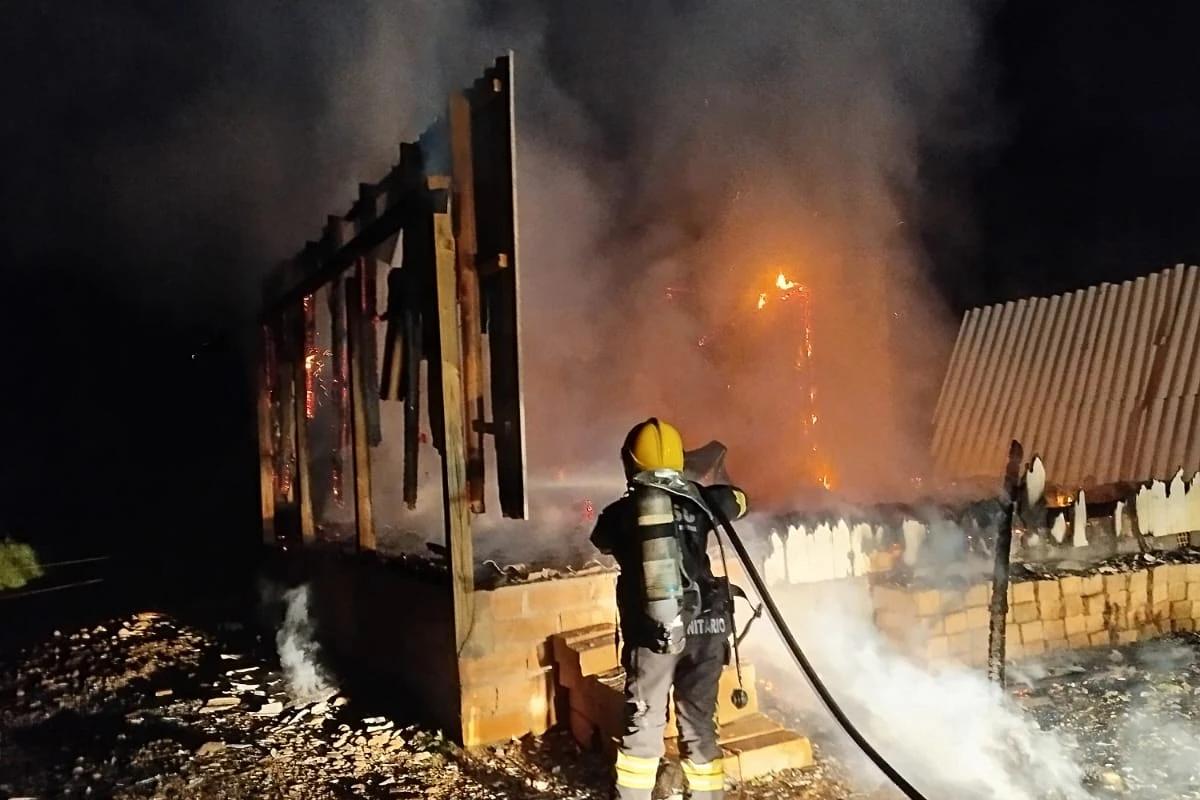 Residência é destruída por incêndio na noite deste domingo