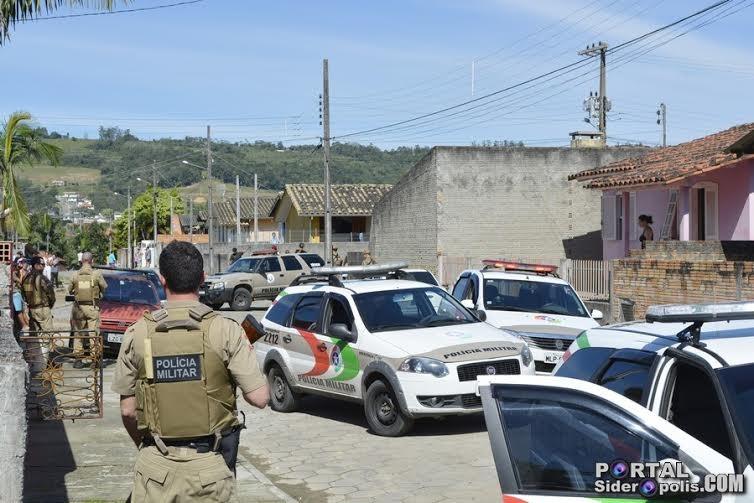 Polícia prende quatro pessoas por tráfico de drogas