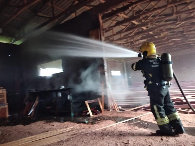 Incêndio atinge estabelecimento comercial em Araranguá