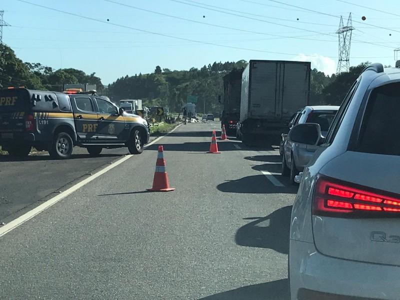 Trânsito em meia pista na BR-101 em Capivari de Baixo 