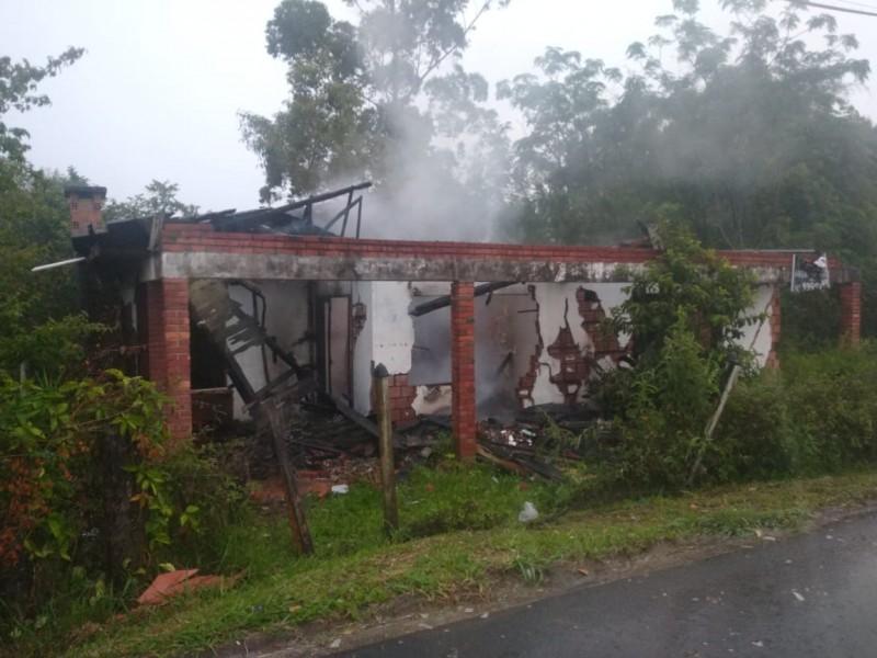 Residência é destruída por incêndio em Santa Rosa do Sul 