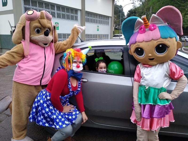 Estudantes do Infantil Satc recebem mimos e carinho de professores 