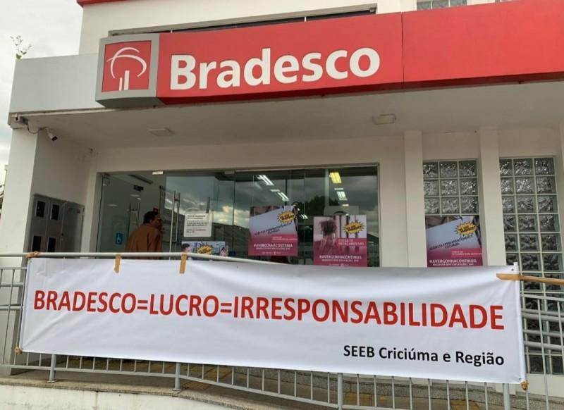 Bancários protestam contra fechamento de agência em Forquilhinha