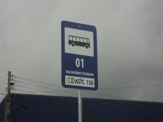 Mais informação nas placas de paradas de ônibus em Criciúma
