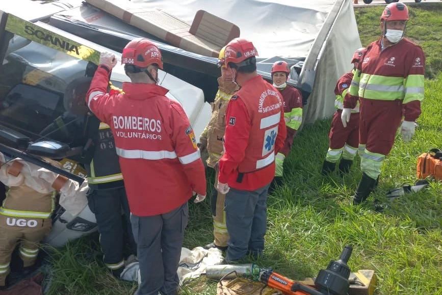 Caminhoneiro fica ferido em acidente na BR-101