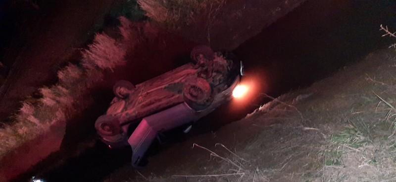 Veículo cai em córrego e jovem de 18 anos é socorrido pelos bombeiros em Treze de Maio 