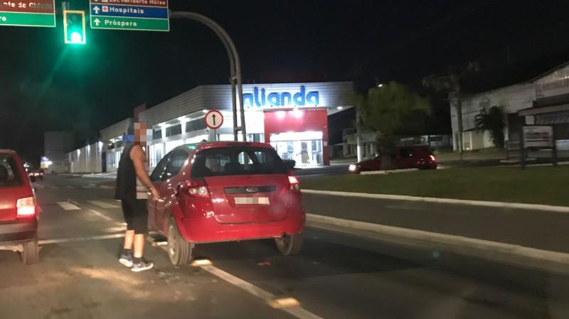 Motorista colide na traseira de carro na avenida Centenário e foge