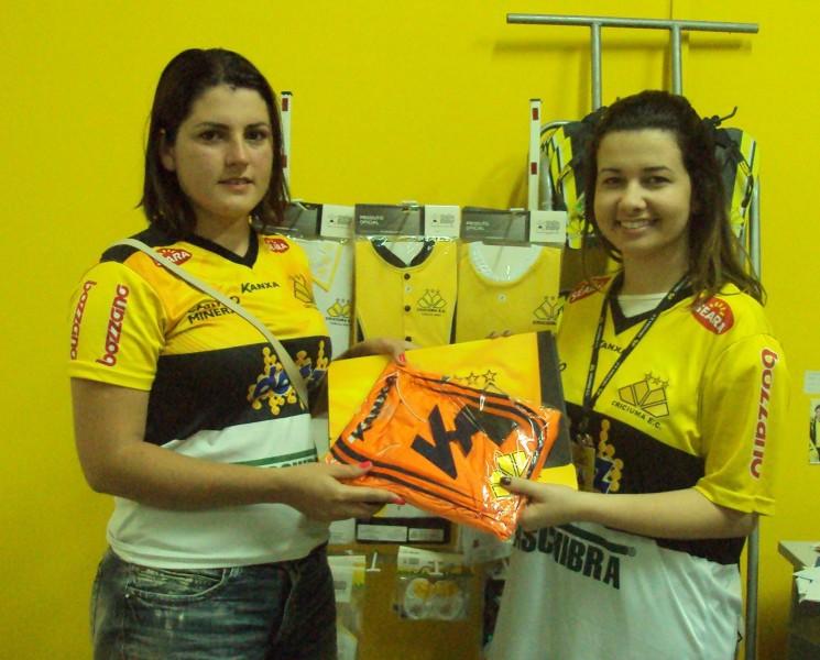 Torcedora recebe camisa do Tigre 