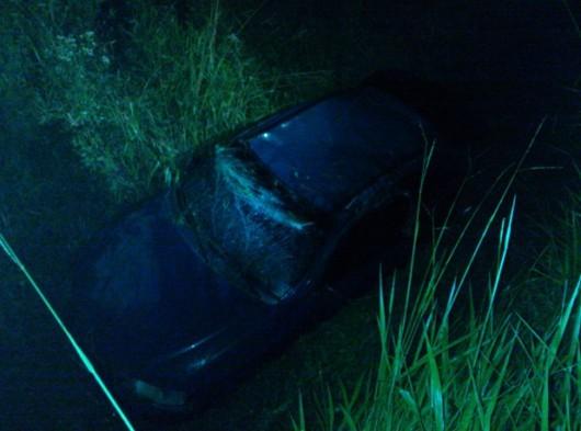 Pneu estoura, motorista perde o controle do veículo e sai da pista