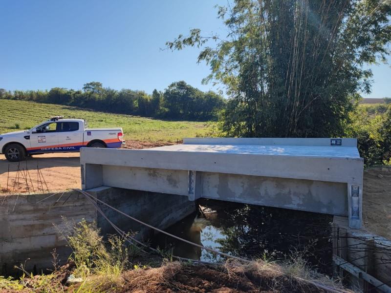Kit de transposição é instalado no bairro Lombas pela Defesa Civil