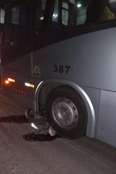 Motociclista fica gravemente ferido após colisão com ônibus
