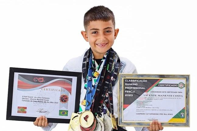 Menino prodígio: criciumense de 7 anos se destaca no jiu-jítsu e soma 23 medalhas em 24 competições