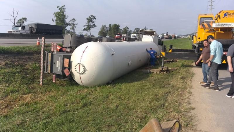 Trânsito interrompido na BR-101 em Tubarão