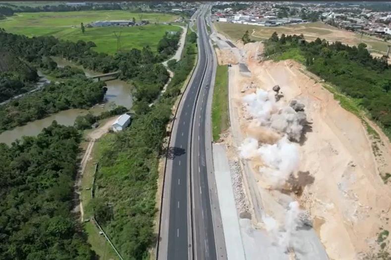 Capivari de Baixo: detonação de rochas deve interditar trecho da BR-101 nesta terça-feira