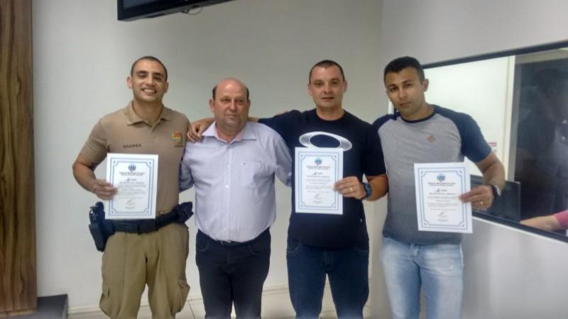 Policial militar e agentes de trânsito recebem Moção de Aplausos na Câmara de Vereadores