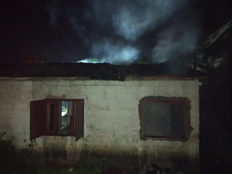 Casa abandonada é parcialmente destruída por incêndio em Araranguá