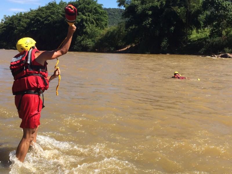 Bombeiros passam por treinamento de busca e resgate em inundações
