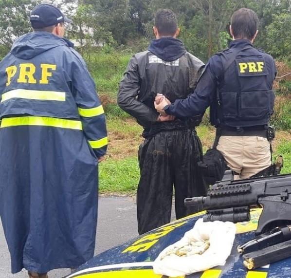Após roubar armas da delegacia, disparar em via pública e roubar veículo, homem é preso pela PRF