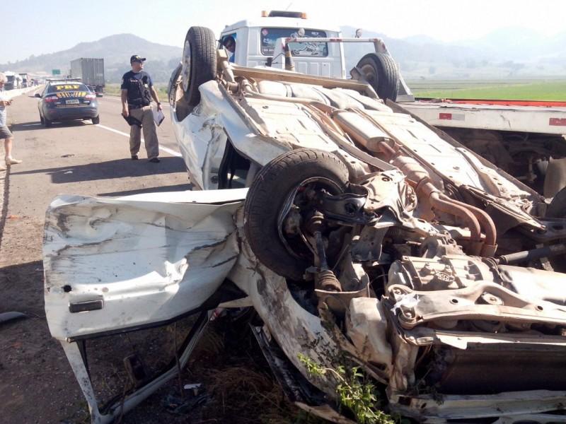 Homem fica gravemente ferido após capotamento na BR-101