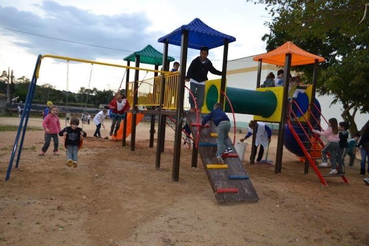 Escolas de Cocal do Sul recebem parques infantis