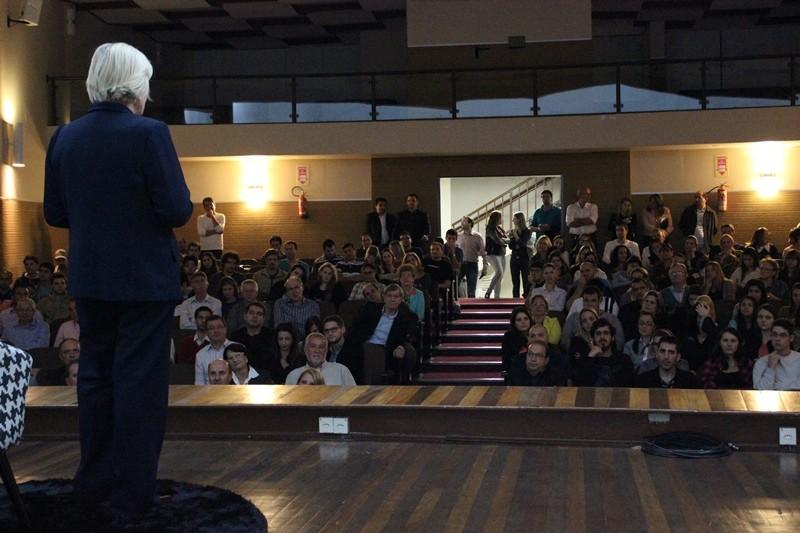\"Em um país democrático, conseguimos resultados com pressão\", diz senadora 