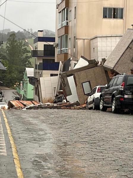 Muro de contenção desaba e túmulos são destruídos no cemitério de Grão Pará