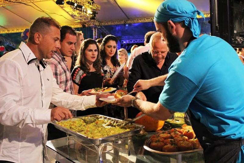 Tradicional jantar Uma Noite nos Mares do Sul foi realizado neste sábado