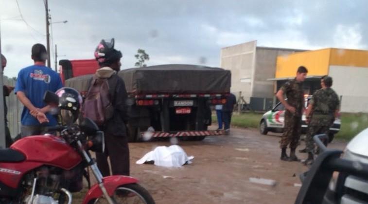 Motociclista perde a vida após colisão em carreta