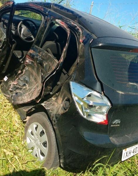 Colisão com caminhão lança carro para fora da pista e deixa condutor ferido