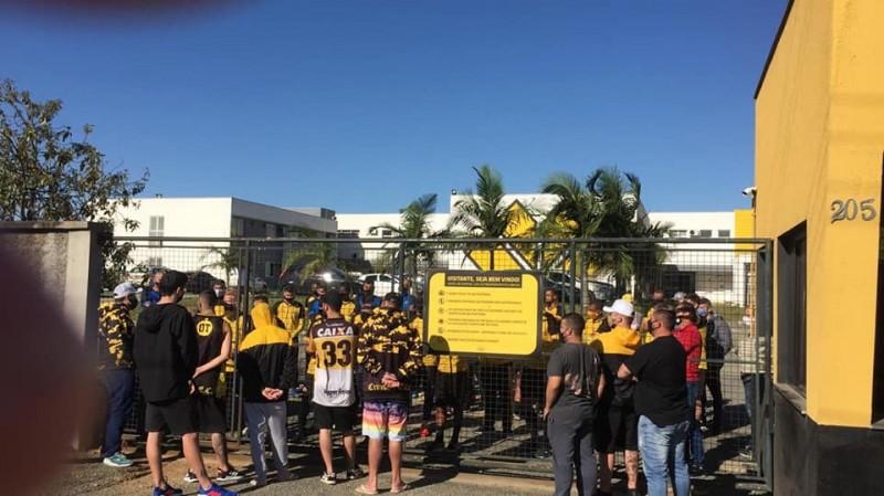 Torcida Os Tigres cobra melhor desempenho dos jogadores do Criciúma