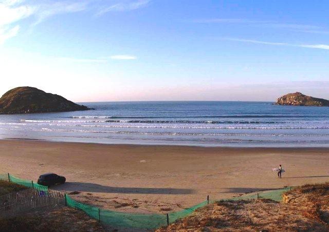 Pai e filho são resgatados de ilha na Praia da Vila