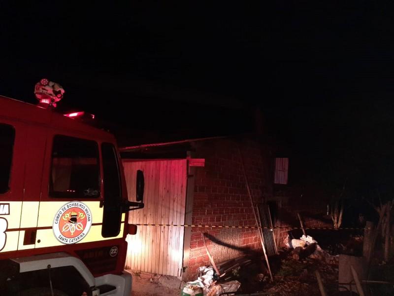 Corpo de Bombeiros combate incêndio em estufa de fumo