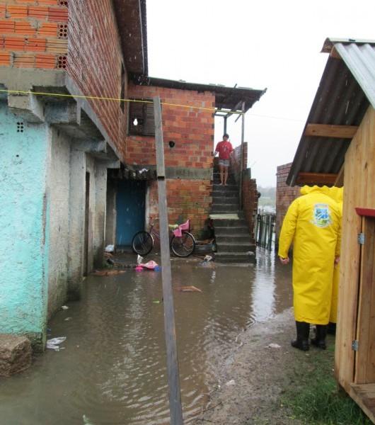 Em Araranguá, moradores de duas comunidades próximas ao rio devem deixar suas casas