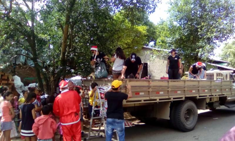 Grupo de amigos leva alegria do Natal para as crianças