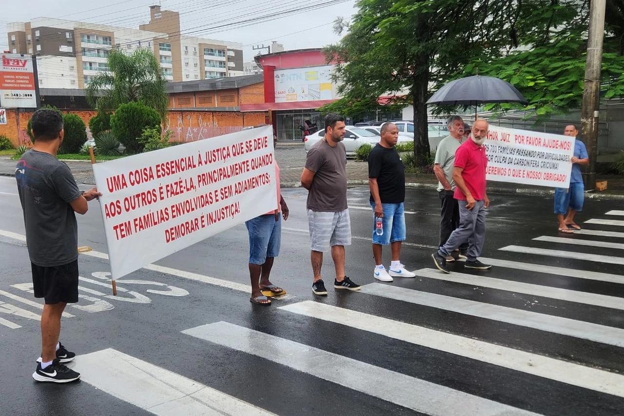 Ex-trabalhadores da Carbonífera Criciúma realizam protesto na avenida Centenário