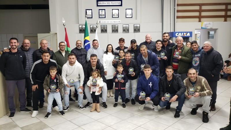Atletas do Campeonato Municipal 2023 são premiados em Balneário Arroio do Silva