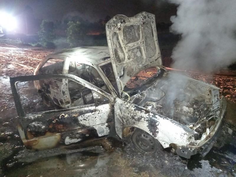 Carro com registro de furto é destruído por incêndio em Criciúma