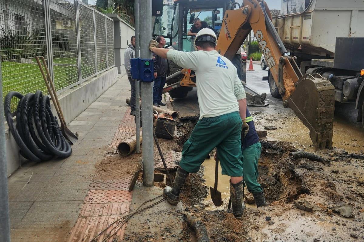 Vazamento compromete fornecimento de água de aproximadamente 2 mil unidades consumidoras em Criciúma
