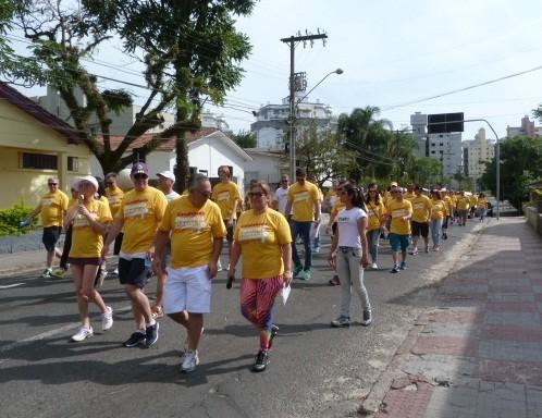 Uma caminhada de seis anos pelas crianças e contra o câncer