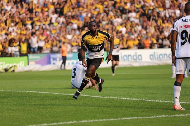 No sufoco! Bolasie brilha, marca duas vezes contra o Vasco e garante o empate aos 48 