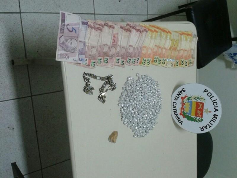 Adolescente é apreendido com  quase 300 pedras de crack, na SC-445 