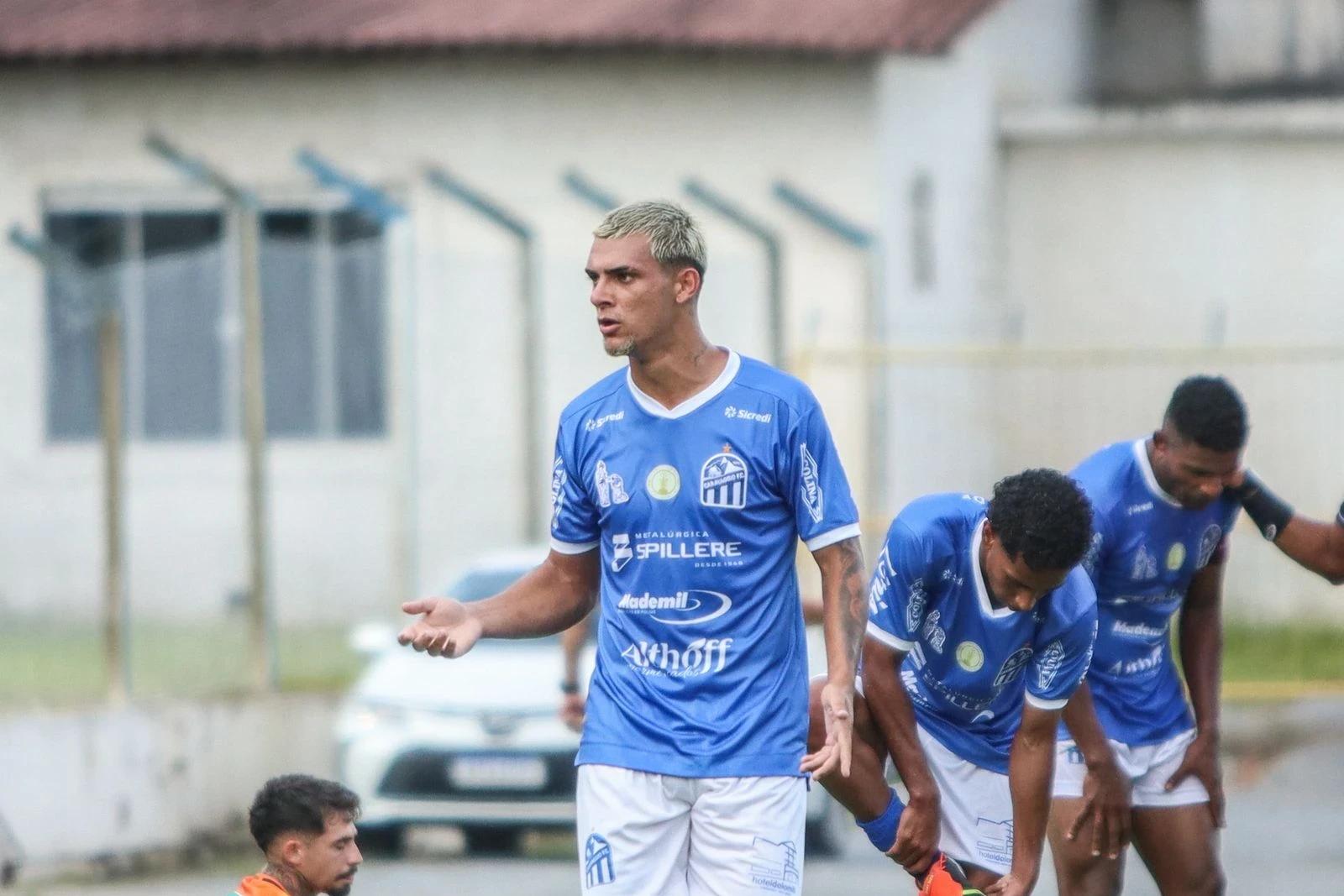 Caravaggio empresta jogadores ao Tubarão