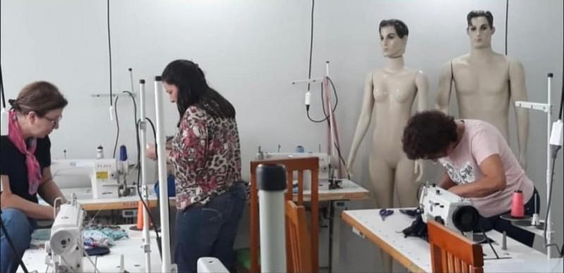 Pontos e Encontros: projeto oferece aulas de corte e costura gratuitas em Urussanga 