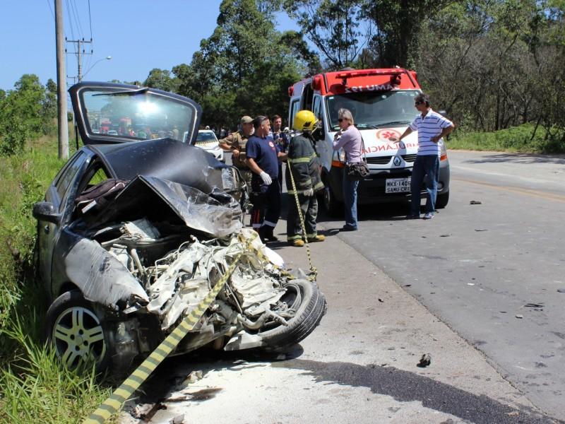 Colisão entre carro e caminhão resulta em morte no anel viário