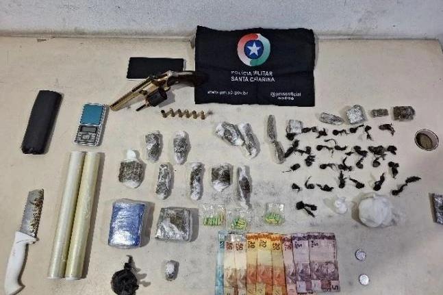 PM apreende quase um quilo de maconha e desarticula ponto de tráfico em Sombrio