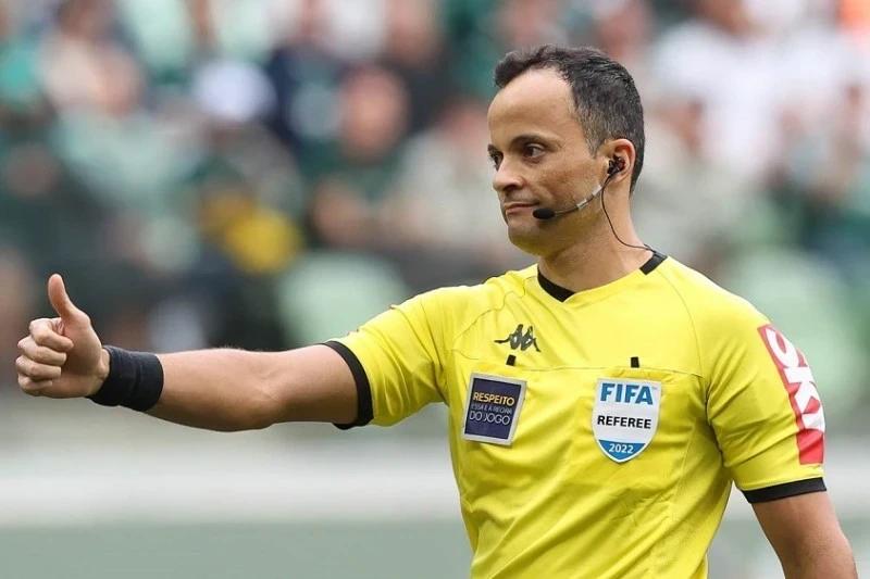 Savio Pereira Sampaio comanda partida entre Criciúma e Red Bull Bragantino pela Série A