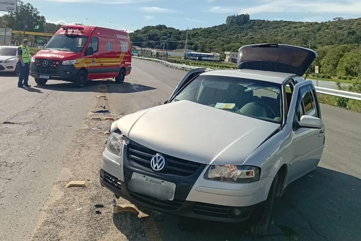 Colisão entre carros deixa dois idosos feridos na SC-108