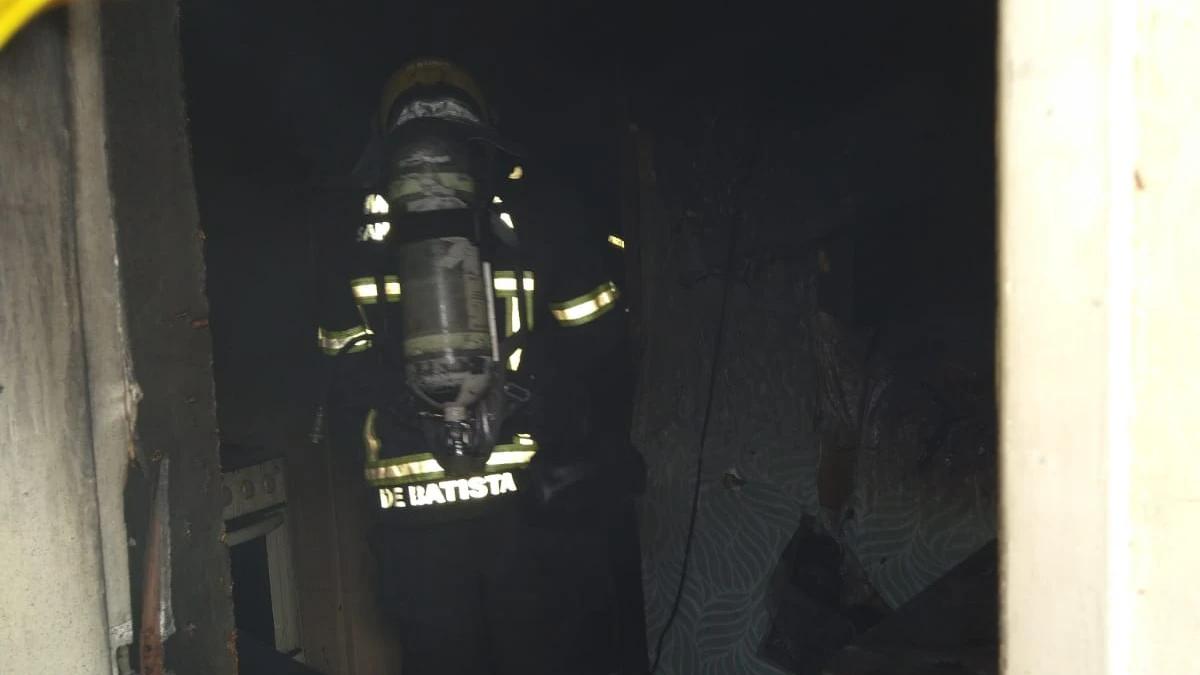 Bombeiros combatem incêndio em kitnet no bairro Pinheirinho, em Criciúma