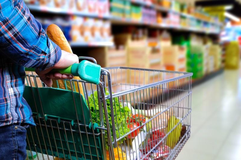 Com economia desfavorável, brasileiro muda hábitos de consumo